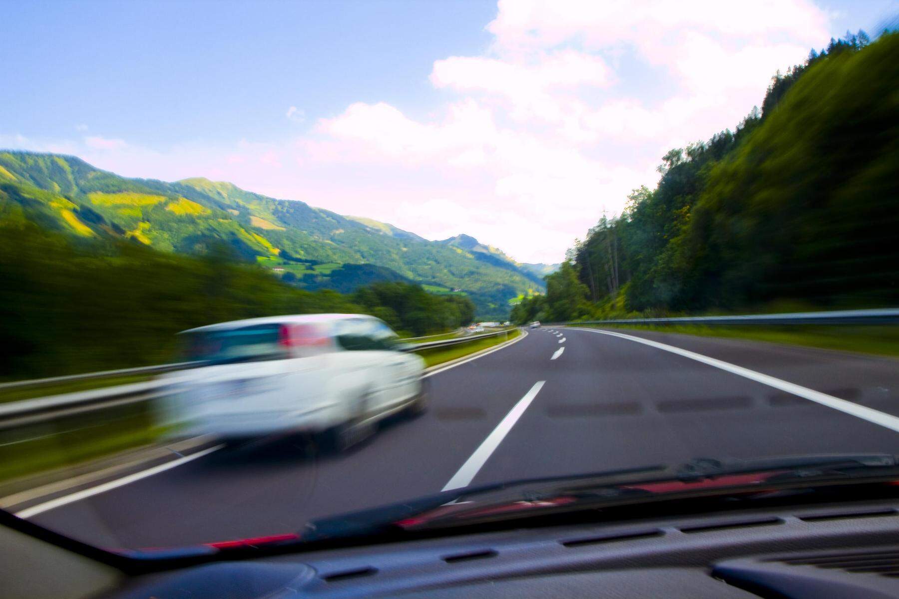 Probescheinbesitzer rast mit 154 km/h über Bundesstraße in Kärnten