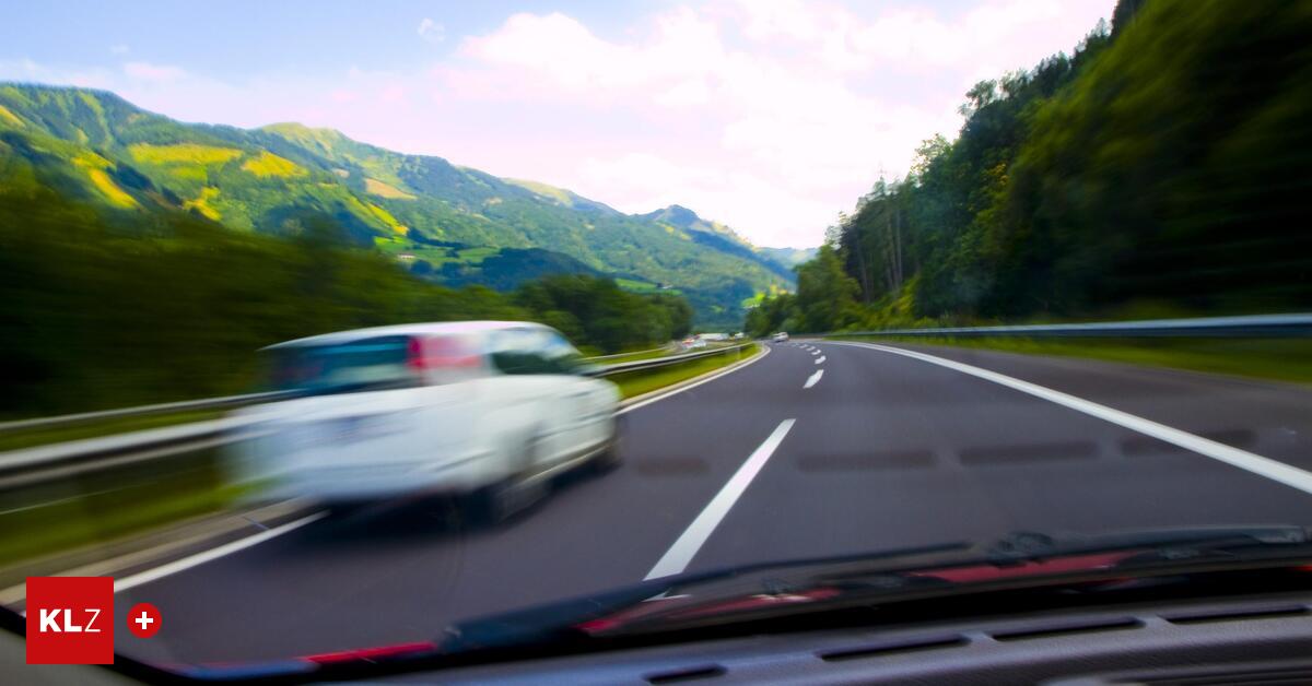 Verwunderlich Zu Schnell Auf Der Autobahn Fotosnull