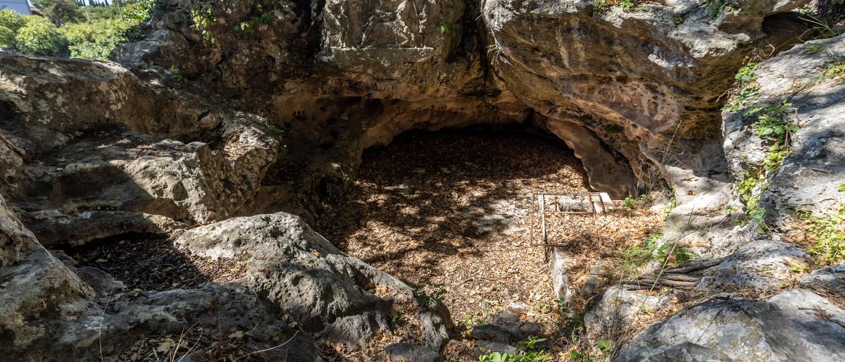 Zur Mithras-Höhle bei Močići führen in den Fels geschlagene Stufen
