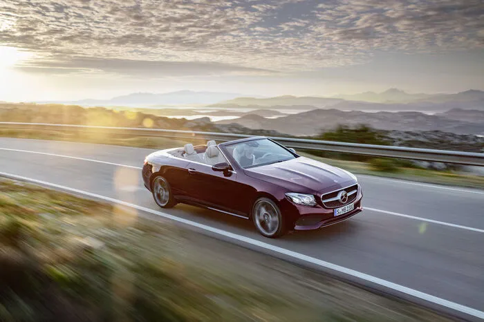 Mit der Cabrio-Version hat Mercedes innerhalb von einem Jahr die komplette Baureihe der E-Klasse erneuert. Dabei kultivieren die Schwaben die Tradition des klassischen Stoffverdecks. Es ist in den Farben Dunkelbraun, Dunkelblau, Dunkelrot oder Schwarz zu haben und serienmäßig als vollautomatisches Akustikverdeck ausgeführt, das Wind- und Fahrgeräusche reduziert.