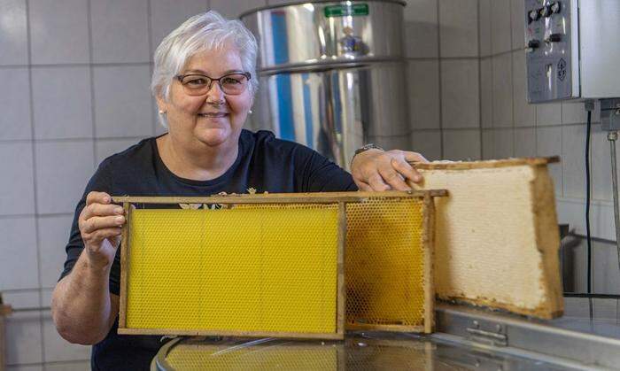 Wilma Scherjau zeigt die unterschiedlichen Waben: 1. Eine unbebaute Mittelplatte, die den Bienen als Bauhilfe dient, 2. leere, geschleuderte Waben, 3. verschlossene Honigwaben