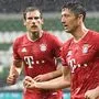 Robert Lewandowski (re.) ist in dieser Spielzeit fast nicht zu stoppen.