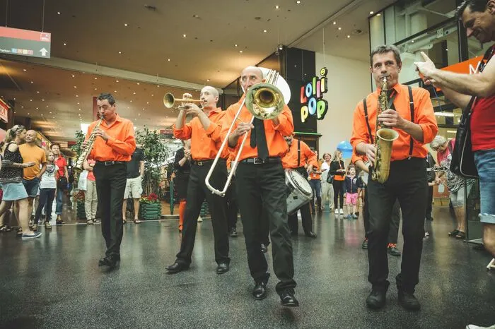 Die Franzosen präsentierten ihre Fanfare LE SNOB, die noch am Samstag um 17 Uhr am Lendplatz, sonntags um 11 Uhr im Burgarten und um 17 Uhr im Volksgarten sowie am Montag um 19 Uhr am Hauptplatz Graz zu elerben ist.