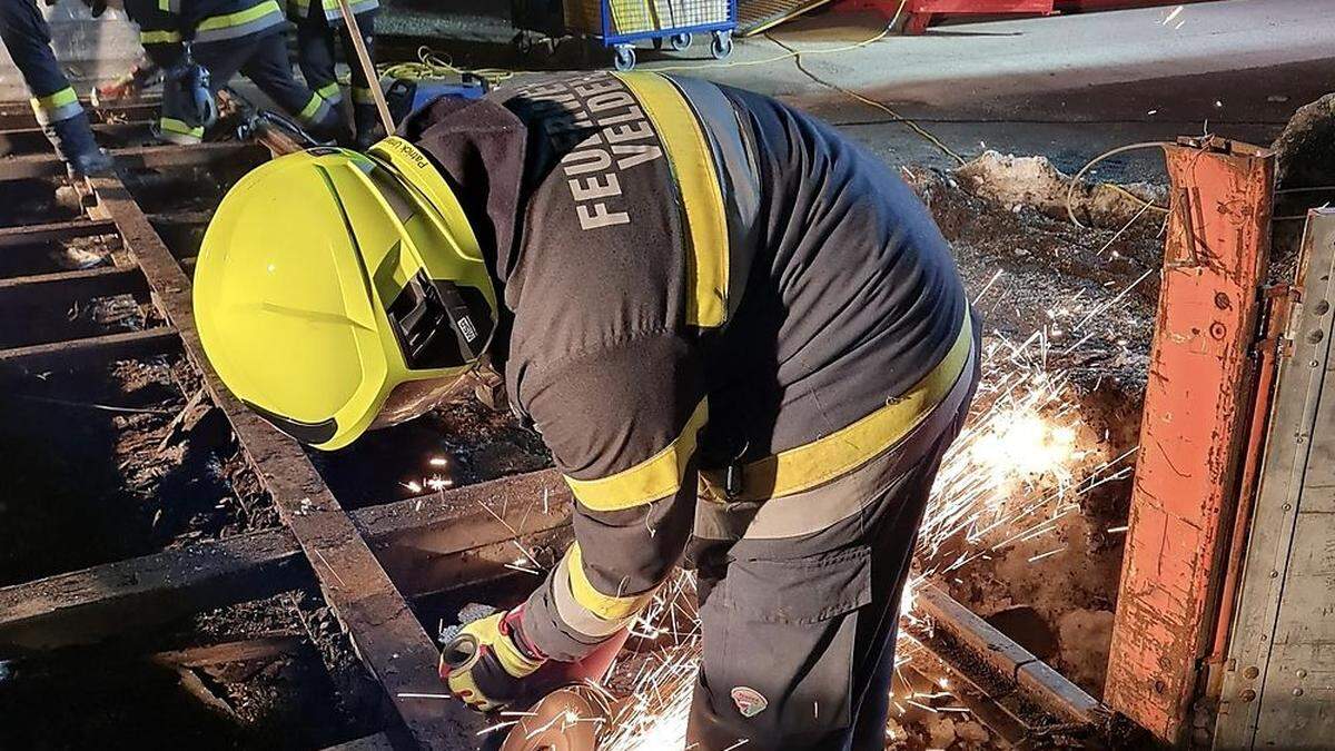 Die Kameraden der Freiwilligen Feuerwehr Velden bei der Übung eines technischen Einsatzes vor wenigen Tagen. Dabei wurde nach dem Corona-Präventionskonzept vorgegangen