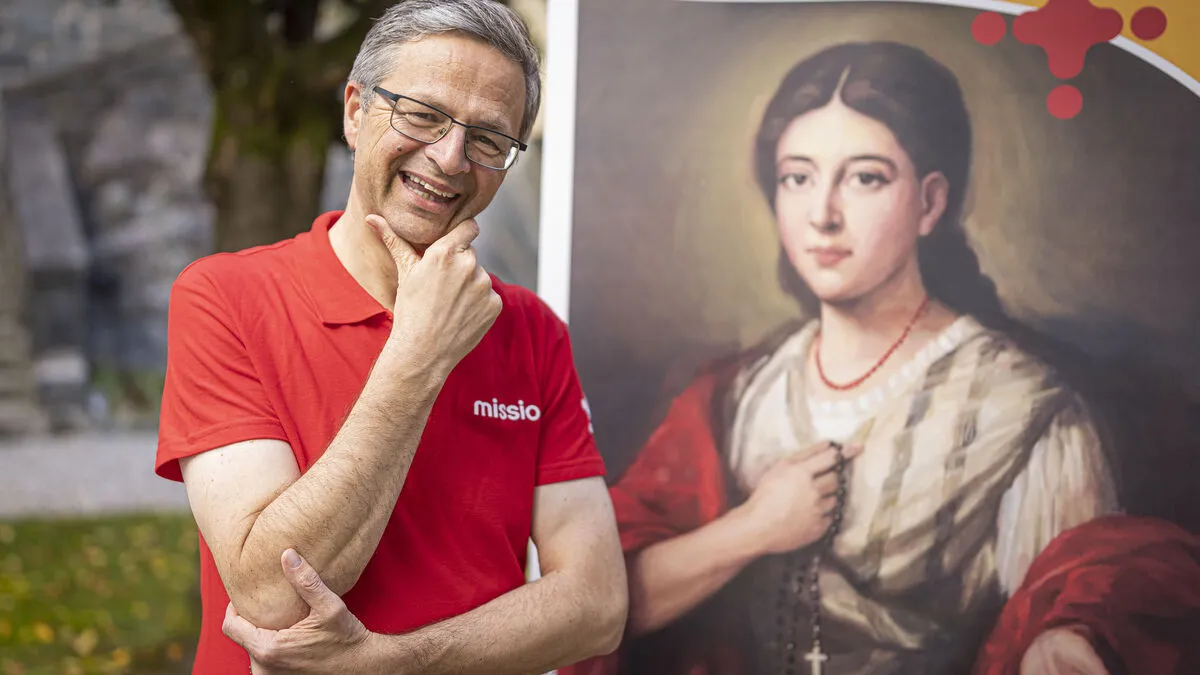 Hanzej Rosenzopf mit dem Bildnis von Pauline Marie Jaricot, auf die die Missionswerke zurückgehen