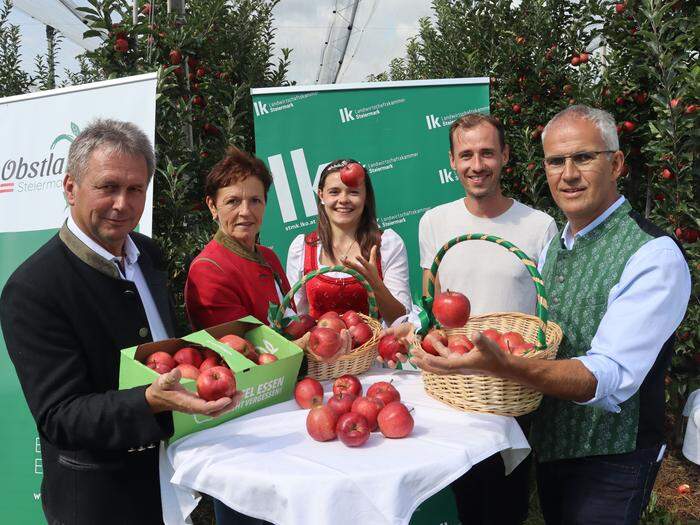 Präsident Franz Titschenbacher, Vizepräsidentin Maria Pein, Apfelprinzessin Helene I., Obstbauer Martin Gschweitl und Obstbaupräsident der steirischen und österreichischen Obstbauern Manfred Kohlfürst (v. l. n. r.)