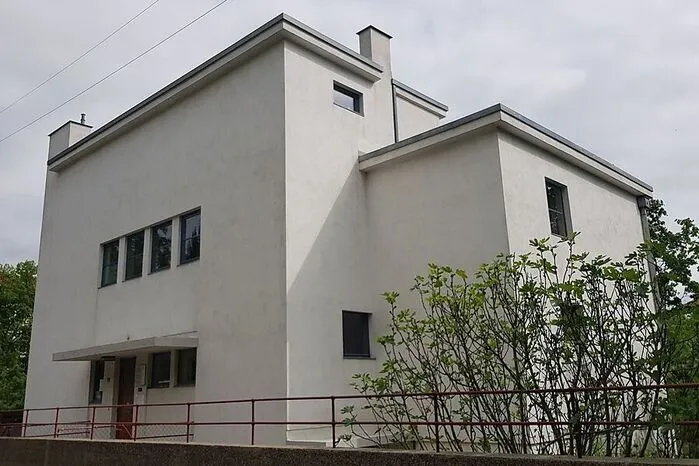 Das "Haus Auerbach" in Jena ist ein Wohnhaus, das von Walter Gropius und Adolf Meyer 1924 entworfen wurde. Nach langem Leerstand wurde es mit restauriert und unter Denkmalschutz gestellt.