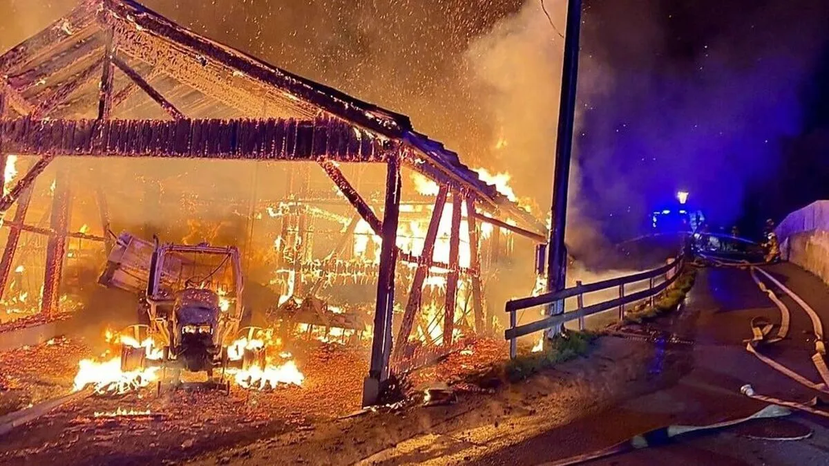 Das völlig abgebrannte Wirtschaftsgebäude in Stanz