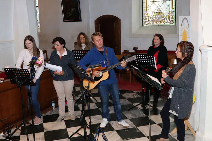 Musikalisch wurde der Gebetsabend von Alois Eder (am Bild Mitte mit Gitarre) und seinen Musikerinnen umrahmt.