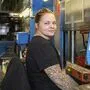 Anna Sutnik arbeitet in der Produktion von BB Feinmechanik