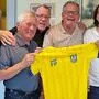 Vom Verein gab es für Walter Ehrlich (Zweiter von links) zum 80er ein Trikot