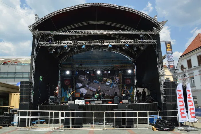 Die Band "Dolly Bastard" eröffnete die Veranstaltung am Freitagmittag mit einem Konzert.