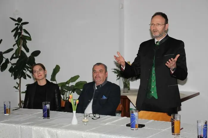 Altersvorsitzender Jürgen Holzer (Mitte) leitete im Saal des Gasthauses Bojer zügig die Sitzung.
