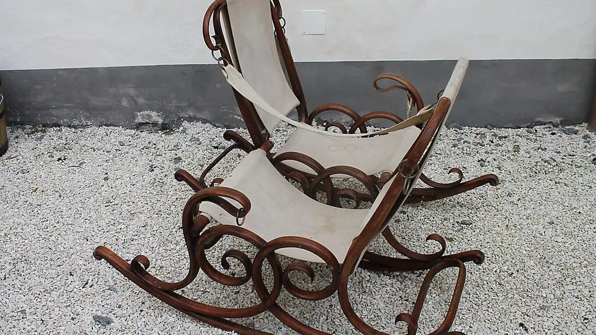 Schon im Vorfeld der Auktion heiß begehrt: der seltene Doppelschaukelstuhl aus dem Hause Thonet