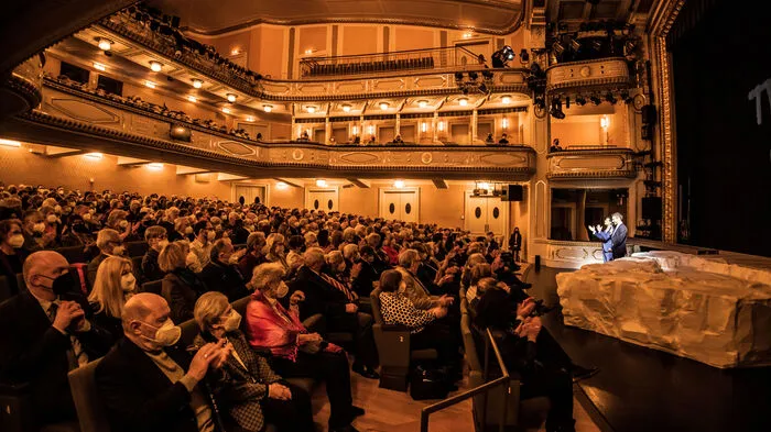 Die Premiere von Shakespeares "Was ihr wollt" im Stadttheater Klagenfurt war aufgrund von coronabedingten Verschiebungen gleichzeitig auch eine Leserveranstaltung der Kleinen Zeitung.