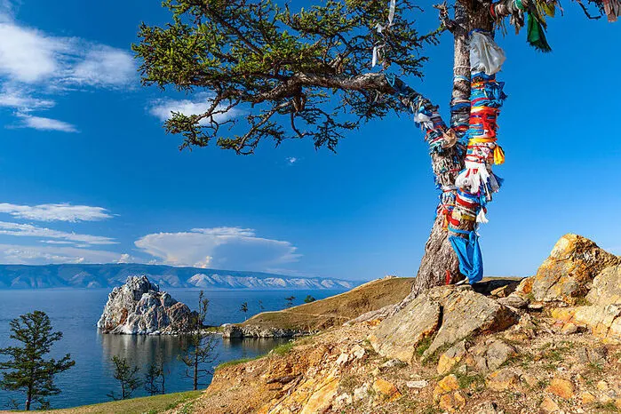 Olchon. Sie ist die größte der 22 Inseln im Baikalsee, zählt 300 Sonnentage im Jahr und beherbergt das berühmteste Fotomotiv: den Schamanenfelsen. Ein weiterer Stein dieser Art ragt bei Listwjanka aus dem Wasser, wo der Fluss Angara aus dem Baikal fließt – der einzige Abfluss des Sees.