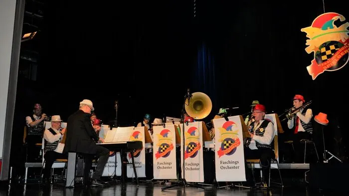 "Spü ma zaum": Das war das Thema bei der 17. Spielberger Faschingssitzung mit Präsident Michael Hübler, der auch die Begrüßung vornahm.