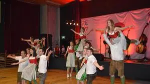 Mit einer schwungvollen Polonaise starteten die Weizer Landjugendmitglieder in eine glänzende Ballnacht