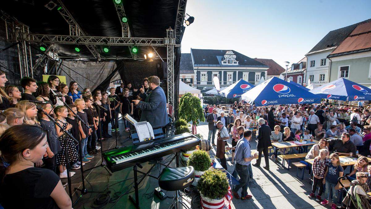 Eine Gruppe des Bezirksjugendchors bei der Eröffnung des Alpe-Adria-Stadtfests 2016 in Völkermarkt