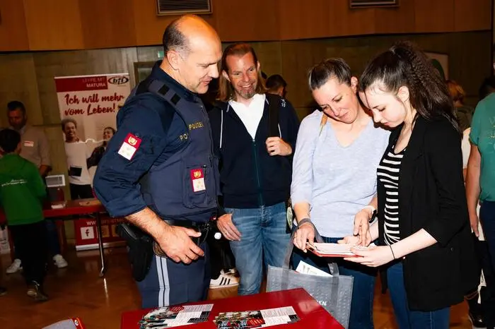 Veranstaltet von der Steirischen Volkswirtschaftlichen Gesellschaft als Schnittstelle für Schule, Berufsorientierung und Ausbildung, konnten Direktorin Helga Nistelberger und die Organisatorinnen Waltraud Allmer und Doris Goger an die 70 Schülerinnen und Schüler der 7. Schulstufe aus beiden Schulen mit ihren Eltern begrüßen.