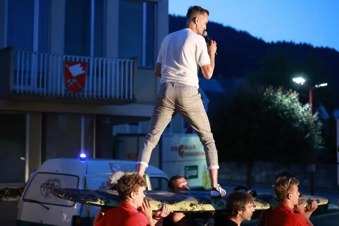Helfer der Landjugend unterstützten die Aktion und wurden von den Fans gefeiert.