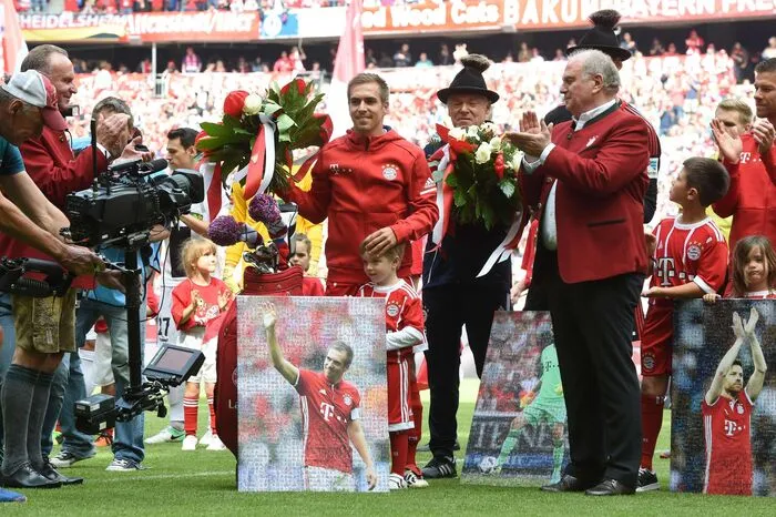Lahm erhielt von Vorstandschef Karl-Heinz Rummenigge und Präsident Uli Hoeneß eine Golftasche mit Schlägern, ein von jungen Bayern-Fans gestaltetes Bild und einen Blumenstrauß.