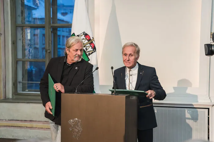 Spitzer und Eberhartinger bei ihrer Dankesrede: "Der Josef-Krainer-Preis ist der erste steirische Preis, den wir erhalten, das hat nunmehr 40 Jahre gedauert, umso mehr freuen wir uns darüber. Wir danken Landeshauptmann Hermann Schützenhöfer sowie auch dem Präsidenten des Steirischen Gedenkwerks Gerald Schöpfer sehr herzlich."