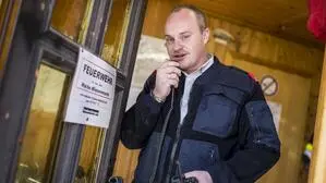Ein Mann hält ein Funkgerät in der Hand und schaut in die Kamera  | Kommandant Markus Korath ist nun zurückgetreten (Archivbild)