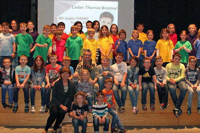 Für den Autor studierten die Schüler ein eigens komponiertes Lied ein.