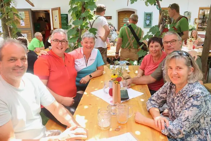Geschützt unter einer Weinlaube oder Sonnensegeln konnten die Gäste in Oberfesirtitz (Gemeinde Anger) zusammensitzen und den hohen Temperaturen entrinnen. 
