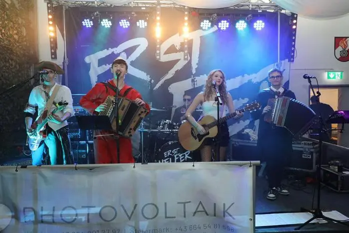 Die Stimmung wurde von der Band „Die Ersthelfer“ angeheizt, die bis in die frühen Morgenstunden für ausgelassene Partystimmung sorgte.