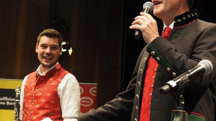 "Die Feldkirchner haben zuerst geklatscht und dann gelacht. Aber gut, es geht auch so", sagte Seppi Rukavina zur Begrüßung der Gäste im Klagenfurter Konzerthaus. Vor ihm eröffneten die Jungen Fidelen Lavanttaler das ausverkaufte Fest der Stimmen Samstagabend musikalisch.
