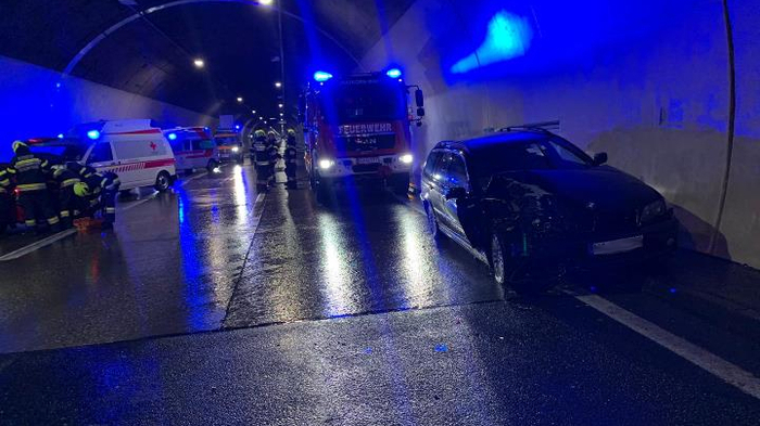 Die Feuerwehr Gratkorn - Markt wurde am Samstag kurz nach 16 Uhr zu einem Verkehrsunfall mit mehreren Pkw auf die A9 alarmiert.
