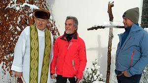 Pfarrer Franz Higatzberger, Hans Pendl und Robert Strobl winterten das Kreuz in der Veitsch ein