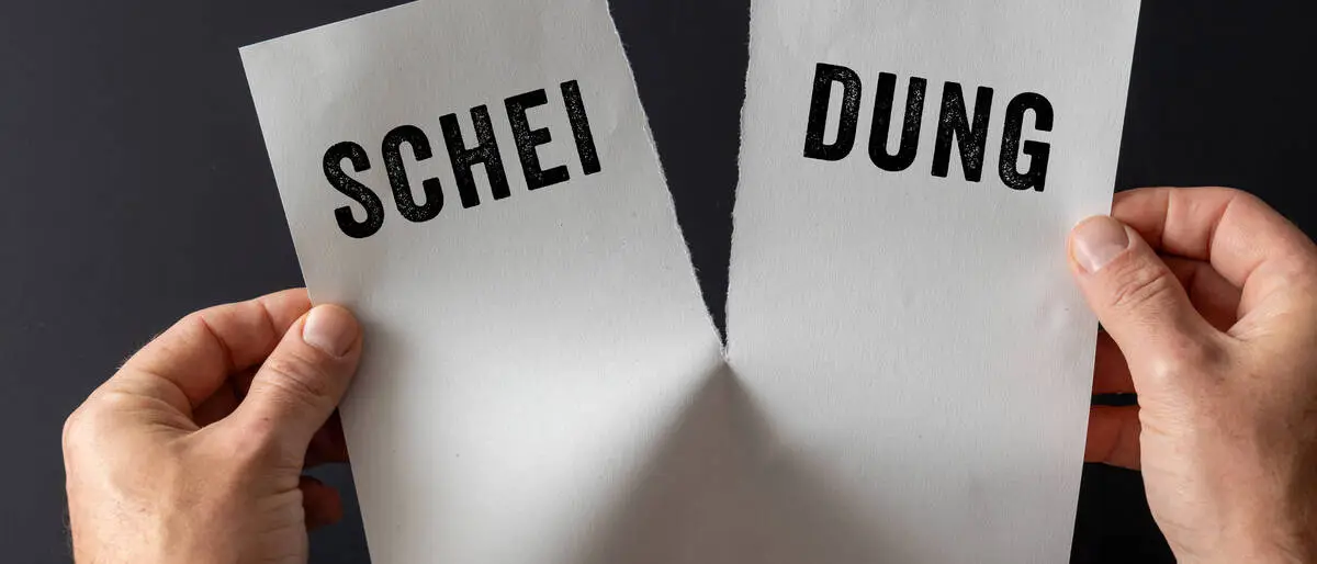 Nach der Scheidung wollte der Mann das Gespräch suchen –  mit fragwürdigen Handlungen