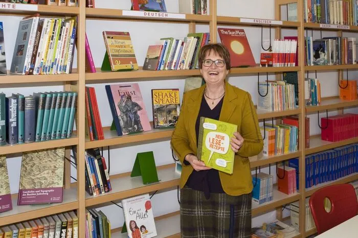Im Rahmen der Veranstaltung wurde auch die Schulbibliothek nach dreißigjährigem Bestehen neu eröffnet. Die Hauptschule Oberzeiring war eine der ersten Schulen mir einer Bücherei, so Aurelia Lerchbacher, die die Bücherei 2001 übernommen hat. Der Bestand beläuft sich auf circa 2700 Bücher.
