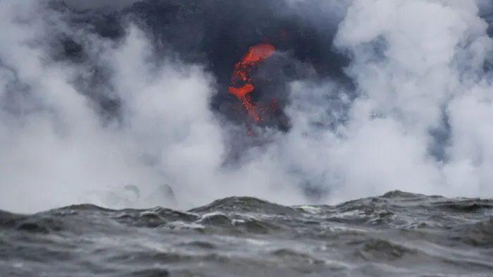 Feuer trifft Wasser: Auf Hawaii fließt Lava des Vulkans Kilauea in den Pazifik.