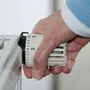Das Drehen am Heizungsthermostat ist nur eine von etlichen Möglichkeiten, den Energieverbrauch zu zügeln