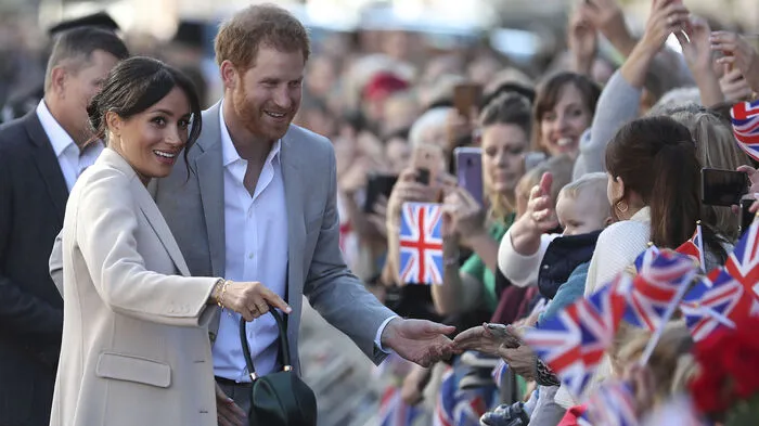 Prinz Harry und seine Meghan verzauberten am Mittwoch die Menschenmassen bei ihrem ersten offiziellen Besuch der Grafschaft Sussex.