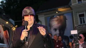 Gottfried Helnwein bei der Austellungseröffnung