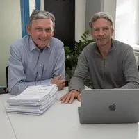 Die Projektwerber Gilbert Frizberg und Heimo Ecker-Eckhofen stellen einen Antrag auf Aufhebung des Naturdenkmals