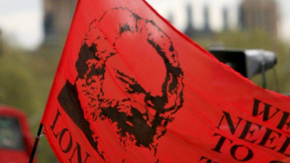 Karl Marx-Flagge bei einer Arbeiterkundgebung in Großbritannien