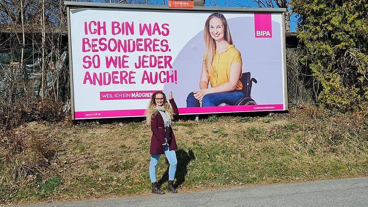 Bernadette de Roja vor ihrem Plakat am einstigen Unfallort 