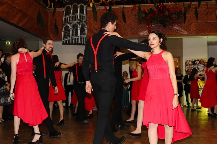 Dementsprechend wurde die Polonaise mit Hits aus dem Musical "Tanz der Vampire" untermalt.