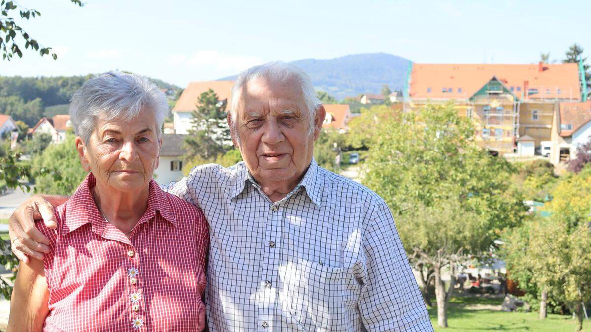 Gerlinde und Karl Eitljörg-Scholz; im Hintergrund ihr ehemaliges Haus (Gasthaus Eitljörg-Scholz)