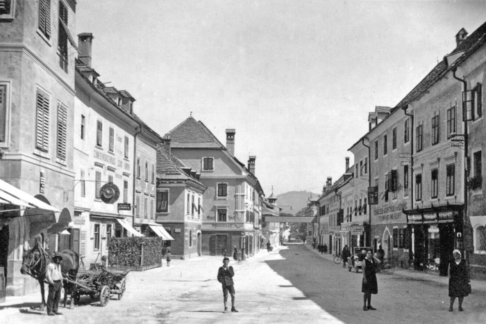 Erster Gastgarten auf dem Platz