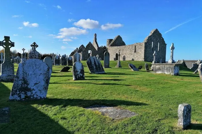 Von den Gebäuden des Klosters Clonmacnoise sind nur mehr alte, nicht überdachte Gemäuer übrig. Das Gelände ist aber übersät mit Grabplatten und Kreuzen, die mehrere 100 Jahre alt sind.