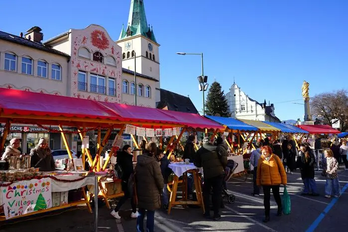 Das Adventdorf mit seinen liebevoll geschmückten Hütten bot vor allem handgefertigte Geschenke, Kunsthandwerk und Köstlichkeiten aus der Region – von Wollmützen, über Tisch- und Küchenzubehör bis hin zu Keksen und Glühwein fehlte es an nichts.