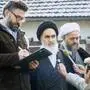 
Ayatollah Ruhollah Khomeini (Mitte) noch im Exil im Jänner 1979 in Frankreich 