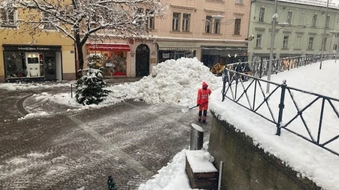 Mitarbeiter des Wirtschaftshofes in Villach arbeiten auf Hochtouren, um Straßen und Gehwege schneefrei zu bekommen.